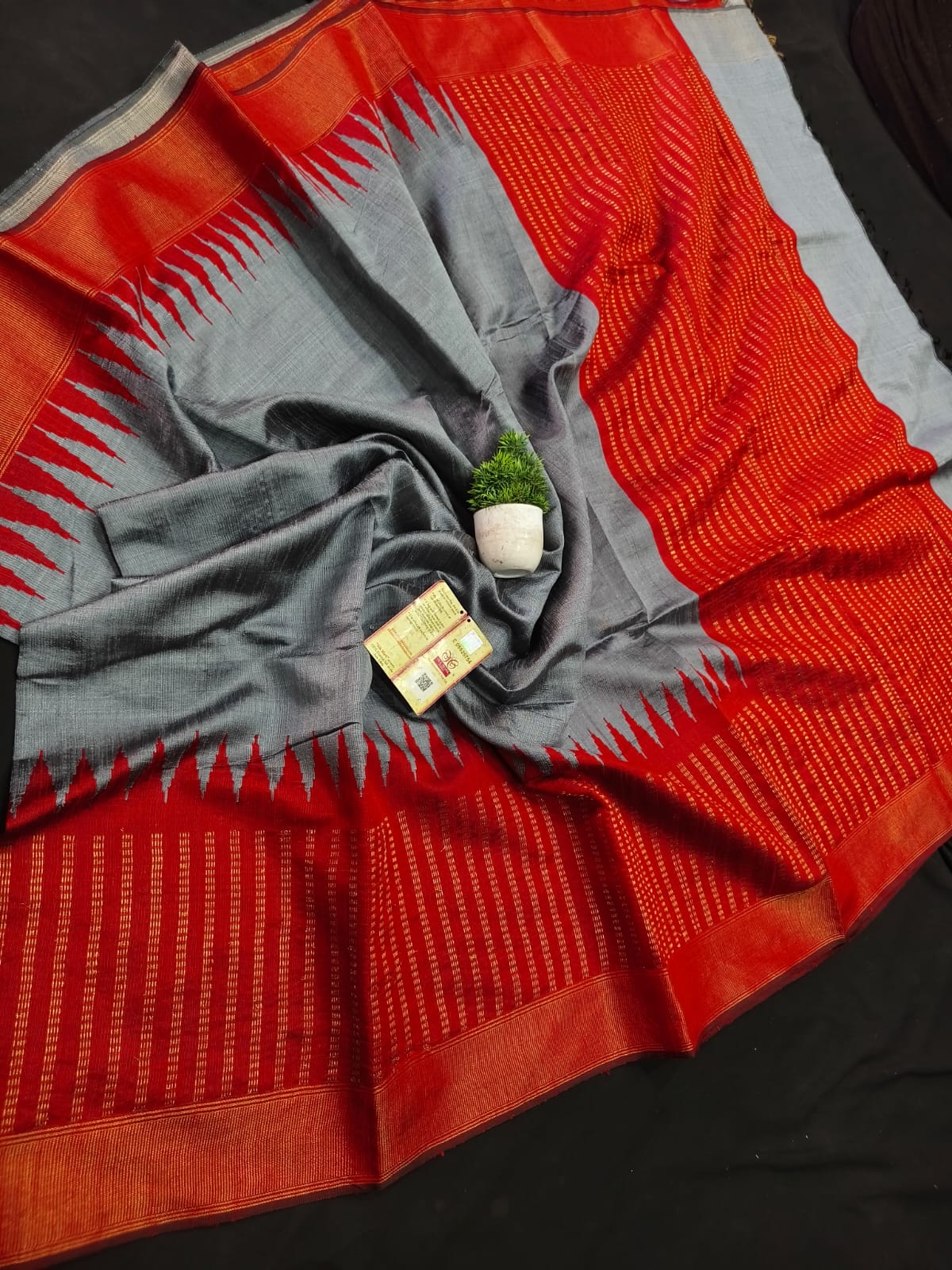 Temple Border Raw pattern and  pallu with contrast blouse saree